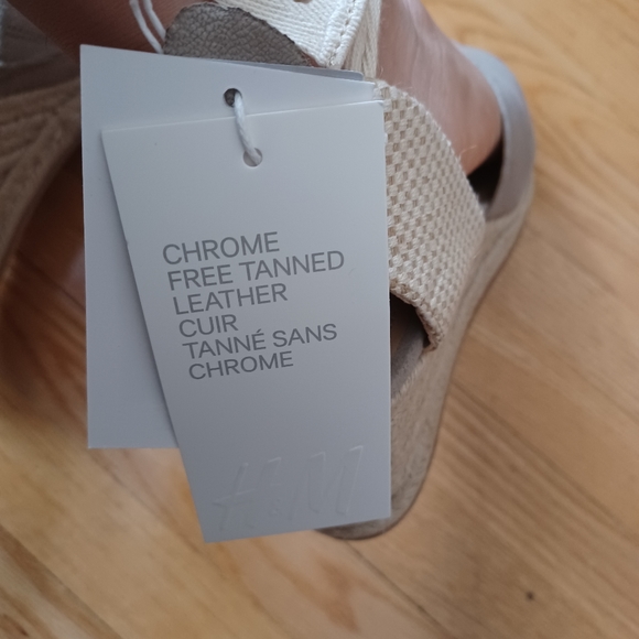 ⛔SOLD⛔🌱Host Pick🌱🆕️ NWT H&M Suede Espadrille Sandals in 'Taupe' - Picture 9 of 12